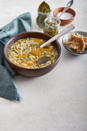 Orzo pastas zupa ar baltajām pupiņām un pesto