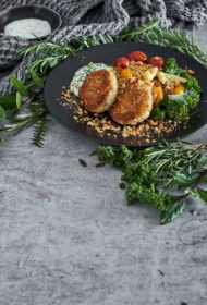 Mencu plācenīši ar ziedkāpostu un ceptiem tomātiem