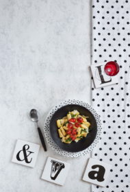 Kartupeļu ņoki ar karamelizētiem tomātiem un spinātiem