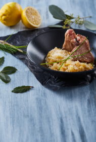 Puravu risoto ar saldajiem kartupeļiem un grilētu piena jēra karbonādi