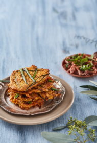 Saldo kartupeļu un čili pankūkas ar plucinātu jēra gaļu