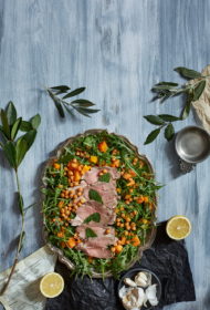 Krāsnī cepti saldo kartupeļu salāti ar jēra ciskas cepeti