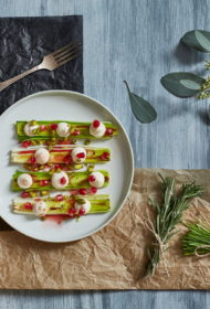 Grilēti puravi ar putotu kazas sieru un granātābolu