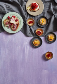 Ceptas maizītes ar avenēm un Brī sieru