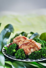 Ar melnajām olīvām un saulē kaltētiem tomātiem pildīts trusis