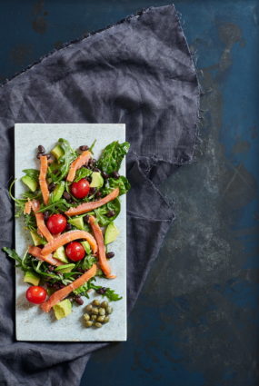 Auksti kūpināts lasis salātos ar pupiņām