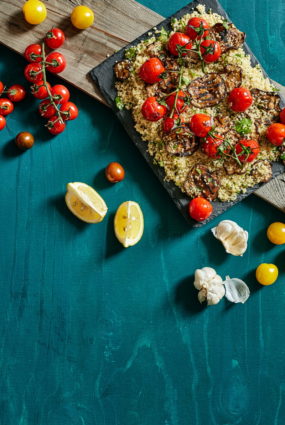 Kvinoja ar grilētu baklažānu un ķiršu tomātiem