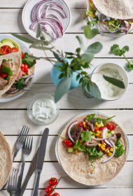 Pilngraudu tortiljas ar vistu akniņām un tzatziki mērci