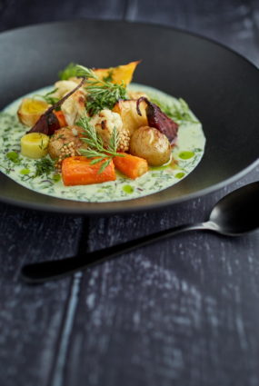 KRĀSNĪ CEPTI SAKŅAUGI AR GURĶU UN JOGURTA MĒRCI