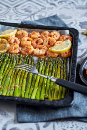 Krāsnī ceptas garneles medus un sinepju mērce ar sparģeļiem