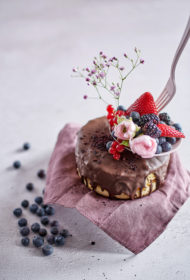 BISKVĪTKŪKA AR IEVĀRĪJUMU UN ŠOKOLĀDI