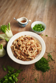 Tagliatelle ar plucinātas liellopu gaļas ragū