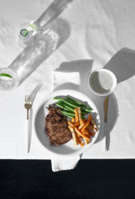 Steiks ar dārzeņiem un sinepju mērci