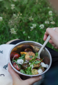 Jauno kartupeļu un tomātu salāti