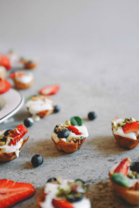 Filo mīklas groziņi ar krēmsiera krēmu, pistācijām un ogām