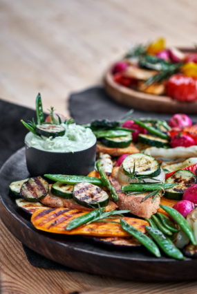 GRILĒTI DĀRZEŅI AR KRĒMĪGU AVOKADO MĒRCI