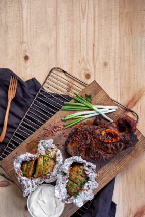 LĀPSTIŅA PIPARU MARINĀDĒ AR FOLIJĀ CEPTIEM KARTUPEĻIEM