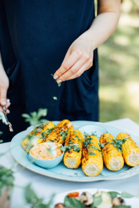 Grilēta kukurūza ar laima un kūpinātas paprikas sviestu