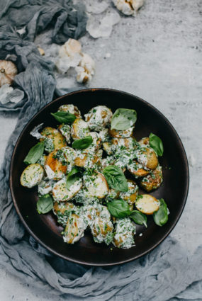 Kartupeļu salāti ar ceptu ķiploku mērci