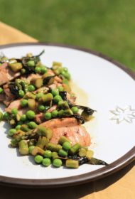 Grilēti cāļa šķinķīši ar sparģeļiem un karsto piparmētru mērci