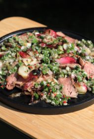 Grilētu jauno sīpolu un steika salāti ar salsa cruda