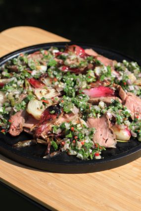 Grilētu jauno sīpolu un steika salāti ar salsa cruda