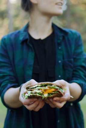 Vasaras tomātu maizīte ar pesto