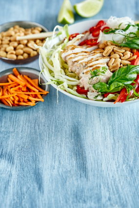Jauno kāpostu salāti ar grilētu vistu un zemesriekstu mērci