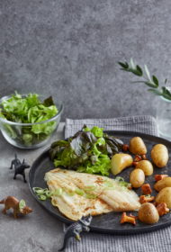 Plekste ar jaunajiem kartupelīšiem un salātiem