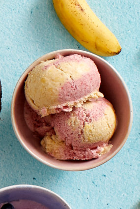 Raibais mango un zemeņu saldējums