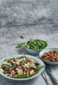 Salāti ar bumbieriem un karamelizētiem valriekstiem