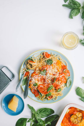 Pasta ar krāsnī ceptiem tomātiem un ķiplokiem