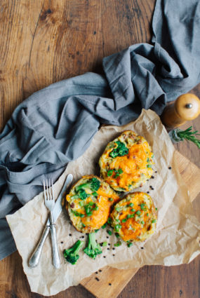 Krāsnī cepti kartupeļi ar brokoļiem un sieru