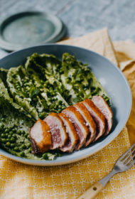 Pīles fileja ar romiešu salātiem piparmētru un ķiploku mērcē