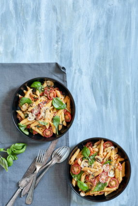 Pasta penne ar saulē kaltētiem tomātiem un spinātiem