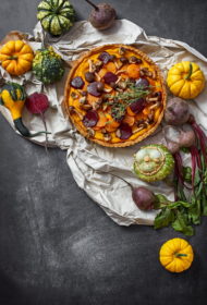 ĶIRBJU TARTE AR SEZONAS DĀRZEŅIEM