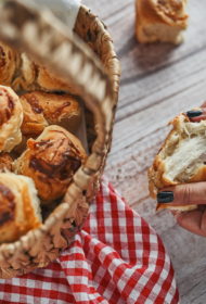 Brokastu bulciņas ar kaņepju sieru