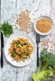 KRĀSNĪ CEPTU BROKOĻU UN TURKU ZIRŅU PASTA AR VEGĀNO SIERU
