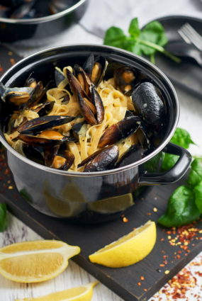 Tagliatelle ar mīdijām sviesta un ķiploku mērcē