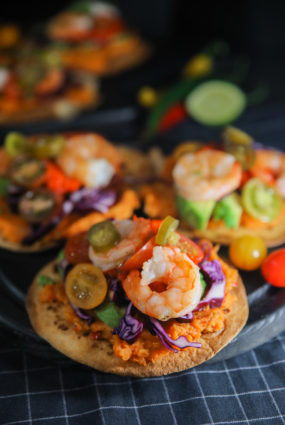 Tostadas ar saldo kartupeli un garnelēm