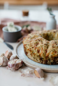 Mājās cepta ķiploku maize