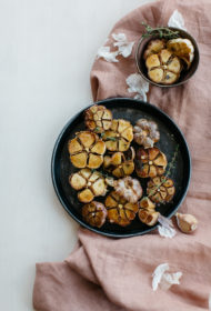 Krāsnī cepti ķiploki ar garšaugiem un kļavu sīrupu