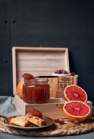 Rozā greipfrūtu, rožu lapu un lavandas ievārījums