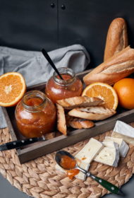 Apelsīnu gabaliņu, burkānu sulas un apiņu marmelāde