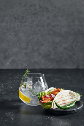 Gin’n’tonic ar dedzināta laša tako