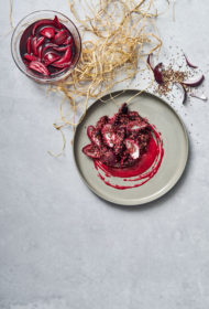 Kvinojas, jauno biešu un marinētu sīpolu salāti ar aveņu mērci