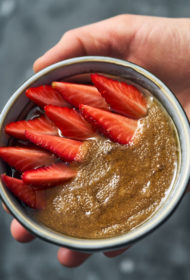 Amaranta, mandeļu piena un vaniļas pudiņš ar svaigām ogām