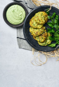 Prosas, cukīni un halapenjo friteri ar skābā krējuma un avokado mērci