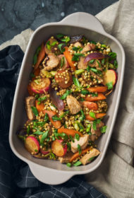 Zaļo griķu un cūkgaļas stir-fry ar lociņiem un pavasara dārzeņiem