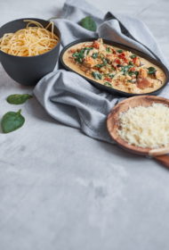 Mīdijas ar ķiploku un spinātu mērci un spageti